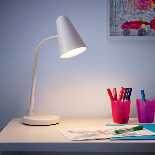 ikea fubbla nastolnaya lampa led belaya
