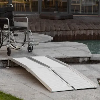 HOMCOM Rampa pentru scaun cu rotile si scuter pentru persoane cu dizabilitati, pliabila, aliaj din aluminiu antiderapanta capacitate 272kg, 183x72x5cm