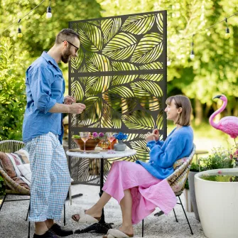 Outsunny Paravan pentru exterior cu suport si suruburi de expansiune, Separator din metal 6,5FT pentru exterior, Paravan decoratuv pentru gradina, terasa, piscina, jacuzzi, stil de frunze, Negru