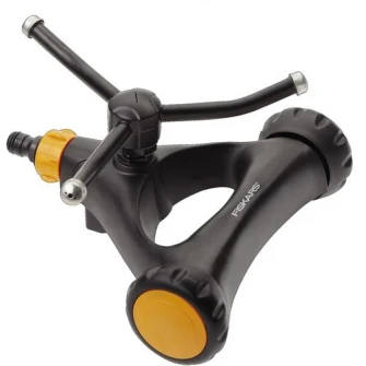 Aspersor universal rotativ cu roti Fiskars 1023657, cap metalic