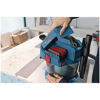 Aspirator pe acumulator Bosch Professional 06019C6302, 18 V, 115 mbari, 6 l volum recipient, curea de umar, 3 buc tub aspiratie, 1 adaptor scula electrica, furtun 1.6 m, duza rosturi, 4 roti, teava cu cot, filtru burduf praf, duza pardoseli
