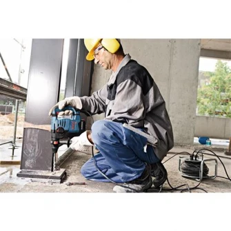 Ciocan rotopercutor Bosch Professional SDS Plus GBH 3-28 DFR, 800 W, 3.1 J, 900 RPM, 4000 PPM + limitator de reglare adancime + laveta + maner suplimentar + valiza profesionala + mandrina interschimbabila + tub de vaselina + mandrina SDS plus