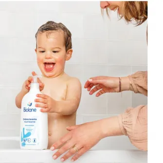 Crema de spalare hranitoare pentru par si corp bebelusi Biolane, 96% ingrediente de origine naturala, 750 ml