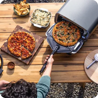 Cuptor electric de exterior 4 in1 si airfryer Ninja Artisan pizza MO201, 1760W, 4 functii de gatit, 5 moduri presetate pentru pizza, functie dospire, include tava de piatra pentru pizza, negru