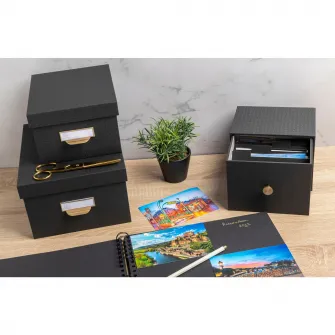Cutie cu 1 sertar pentru fotografii Exacompta OfficeByMe, carton 3mm, Buton auriu, livrat cu 4 separatoare, Certificare FSC, 17,7x14x13,5 cm, Negru