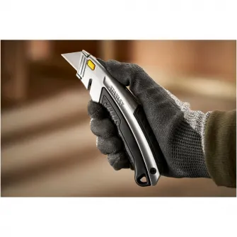 Cutter cu lama retractabila Stanley 0-10-788, schimbare rapida si fara unelte a lamei, buton de schimbare, pentru schimbari de lama fara probleme, precizie in taiere, cu buton, pentru schimbari de lama fara effort