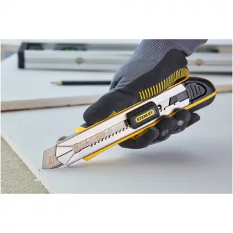 Cutter Stanley FatMax 0-10-481 ,lama 18mm, clema de blocare a lamei, schimbare rapida si usoara a lamei fara nevoie de unelte, stergator de lama pentru eliminarea excesului de resturi si prelungirea duratei de viata a lamei, 6 lame incluse