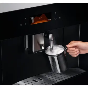 Espressor incorporabil automat Electrolux Seria 900 PRO, Control touch, 12 programe, Display TFT activ, Capacitate rezervor apa 2.5 l, Capacitate rasnita 350 grame, Indicator reumplere cafea si apa, Sticla neagra