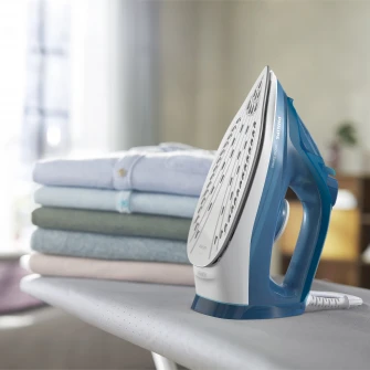 Fier de calcat Philips Seria 3000, putere 2600W, jet continuu de abur 40g/min, culoare albastru deschis, rezervor de apa 300ml, talpa ceramica, oprire automata.