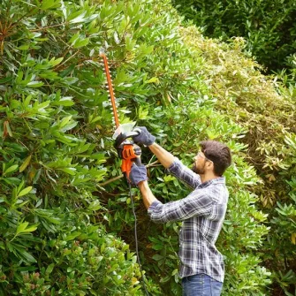 Foarfeca electrica pentru tuns gard viu Black & Decker BEHTS301-QS, putere 500 W, lungime lama 50 cm, grosime taiere 22 mm, maner dublu si protectie de mana transparenta, pentru gard viu de dimensiuni medii pana la mari