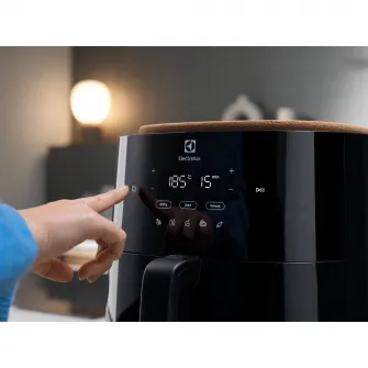 Friteuza cu aer cald Electrolux 700 XXL EAF7B, 1800 W, capacitate 6.8L, 2,3 kg cartofi prajiti, display digital, 3 moduri gatire, 5 programe automate, timer 99 min, avertizare acustica pentru amestecare ingrediente, negru