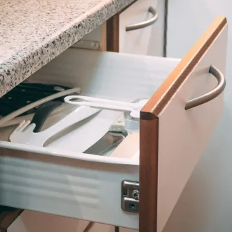 Incuietoare adeziva pentru sertarul de sus, pentru siguranta copiilor, SafeGate, set 2 bucati