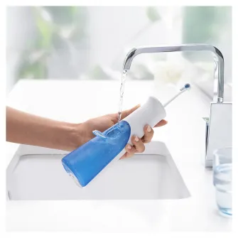 Irigator bucal portabil Oral-B AquaCare 4, Tehnologie Oxyjet, 2 intensitati, 3 fluxuri de apa, 2 capete, fara fir, Alb