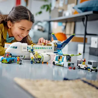 LEGO® City - Avion de pasageri 60367, 913 piese