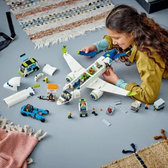 LEGO® City - Avion de pasageri 60367, 913 piese