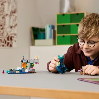 LEGO® Minecraft® - Intalnirea cu Temnicerul 21274, 238 piese