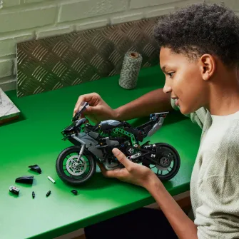 LEGO® Technic - Motocicleta Kawasaki Ninja H2R 42170, 643 piese