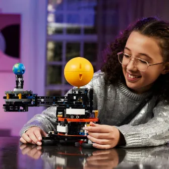 LEGO® Technic - Planeta pamant si luna pe orbita 42179, 526 piese