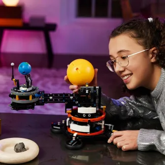 LEGO® Technic - Planeta pamant si luna pe orbita 42179, 526 piese