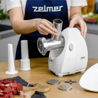 Masina de tocat carne Zelmer ZMM4080, putere maxima 1900 W, capacitate 2,5 kg, 3 site ( 2,7 mm, 4 mm ,8 mm ) cutit 2 fatete, accesoriu carnati, alb