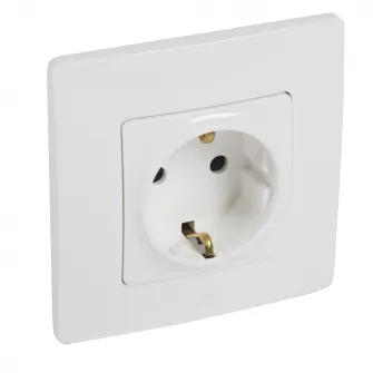 Priza simpla CP Legrand Niloe L396473, montaj incastrat, 16A, 250V, IP20, Alb