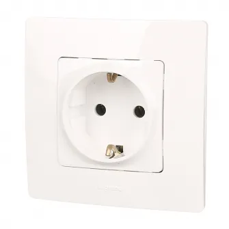 Priza simpla CP Legrand Niloe L396473, montaj incastrat, 16A, 250V, IP20, Alb