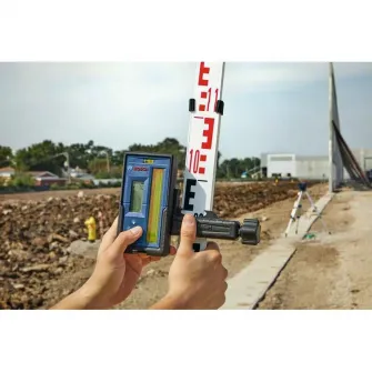 Receptior pentru nivele cu laser Bosch Professional LR 45, 300 m domeniu lucru, ± 1/± 10 mm precizie, 2 baterii 1.5 V LR6 (AA), compatibil cu GRL 300 HV, GRL 300 HVG, GRL 400 H Professional