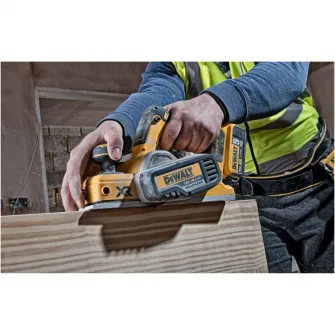 Rindea electrica pe acumulator DeWALT DCP580N, 18V XR, motor fara perii, latime 82mm, compatibila cu lame TCT, sistem de extragere a prafului AirLock, reglaj precis, fara incarcator/acumulator