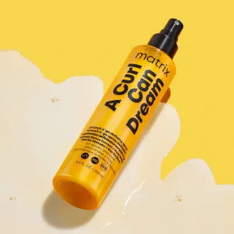 Spray pentru definire bucle Matrix A Curl Can Dream Scrunch N' Go cu textura lejera pentru parul ondulat, contine extract de miere de manuka si apa de trandafiri, ofera protectie termica si ati frizz pana la 48h, 250ml