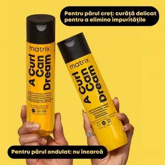 Spray pentru definire bucle Matrix A Curl Can Dream Scrunch N' Go cu textura lejera pentru parul ondulat, contine extract de miere de manuka si apa de trandafiri, ofera protectie termica si ati frizz pana la 48h, 250ml