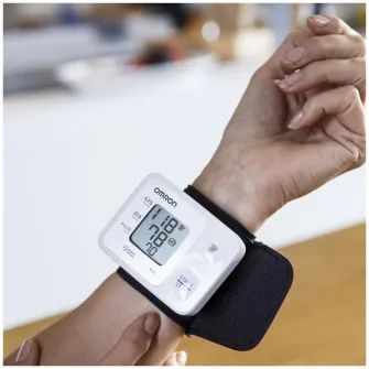 Tensiometru electronic de incheietura complet automat Omron RS2, validat clinic, Tehnologie Intellisense, Indicator pentru puls neregulat, Afisaj LCD, Carcasa de protectie, Alb