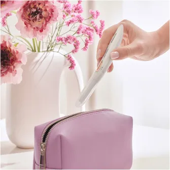 Trimmer compact si portabil pentru corp Panasonic ES-WR51, cap pivotant flexibil si delicat cu pielea, lame otel inoxidabil si rotunjite pe margini, roz