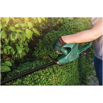 Trimmer pe acumulator pentru gard viu Bosch EasyHedgeCut 0600849H06, 18 V, 2400 curse/min, 440 mm lungime cutit, 15 mm deschidere dinti, fara acumulator/incarcator