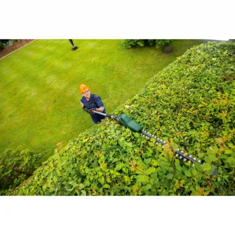 Trimmer pe acumulator pentru gard viu cu tija telescopica Bosch UniversalHedgePole 06008B3001, 18 V, 2200 curse/min, 430 mm lungime lama, 16 mm deschidere dinti, 210-260 cm reglare inaltime, fara acumulator/incarcator