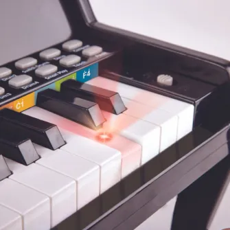 Instrument muzical ''Pian negru cu indicatoare pe taste''