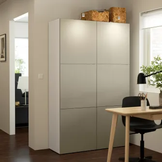 IKEA BESTÅ Ansamblu depozitare cu usi, alb/Selsviken bej lucios, 120x42x193 cm