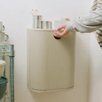 IKEA GÅRDSBUTIK Cos cu capac, gri-bej, 21 l