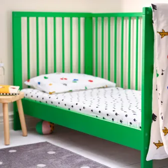 IKEA GRÖNFINK Cearsaf cu elastic pentru patut, alb/model arbore, 60x120 cm