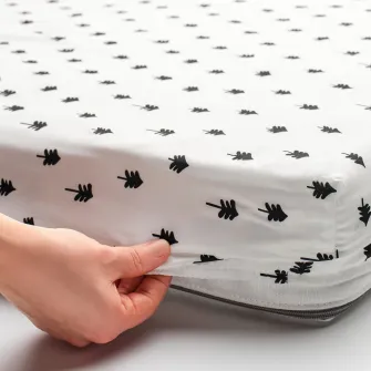 IKEA GRÖNFINK Cearsaf cu elastic pentru patut, alb/model arbore, 60x120 cm