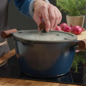 IKEA KLIPPFISK Oala cu capac, strat antiaderent sticla/lemn negru-albastru, 5 l