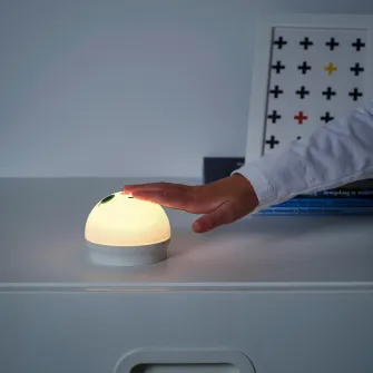 IKEA KORNSNÖ Lampa de veghe LED, alb/iepure cu baterii