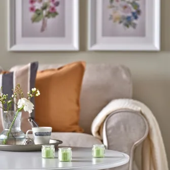 IKEA LÖVSKOGSLUND Lumanare parfumata pahar, mar/verde deschis, 12 h