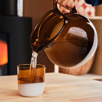 IKEA OMMJÄNGE Carafa, sticla/maro, 2.7 l
