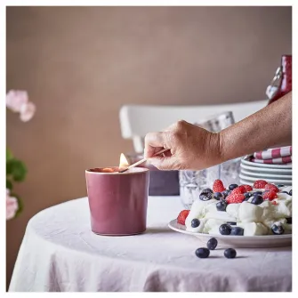 IKEA STÖRTSKÖN Lumanare parfumata/suport ceramica, fructe de padure/rosu, 50 h