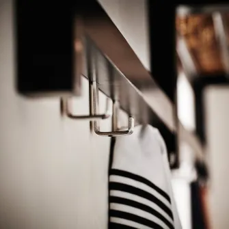 IKEA TJUSIG Cuier perete, negru, 79 cm