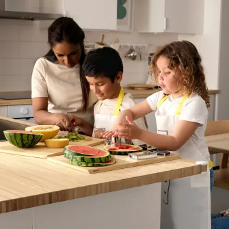 IKEA TOPPKLOCKA Sort copii cu boneta de bucatar, alb/galben