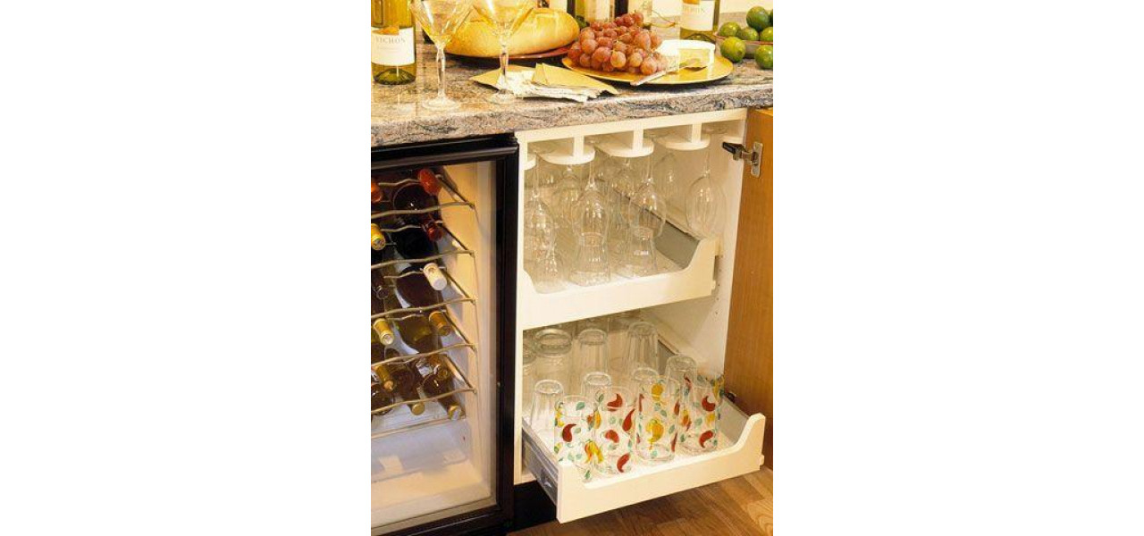 Sunt dulapurile glisante potrivite pentru depozitarea sticlelor de vin sau a articolelor din sticla?