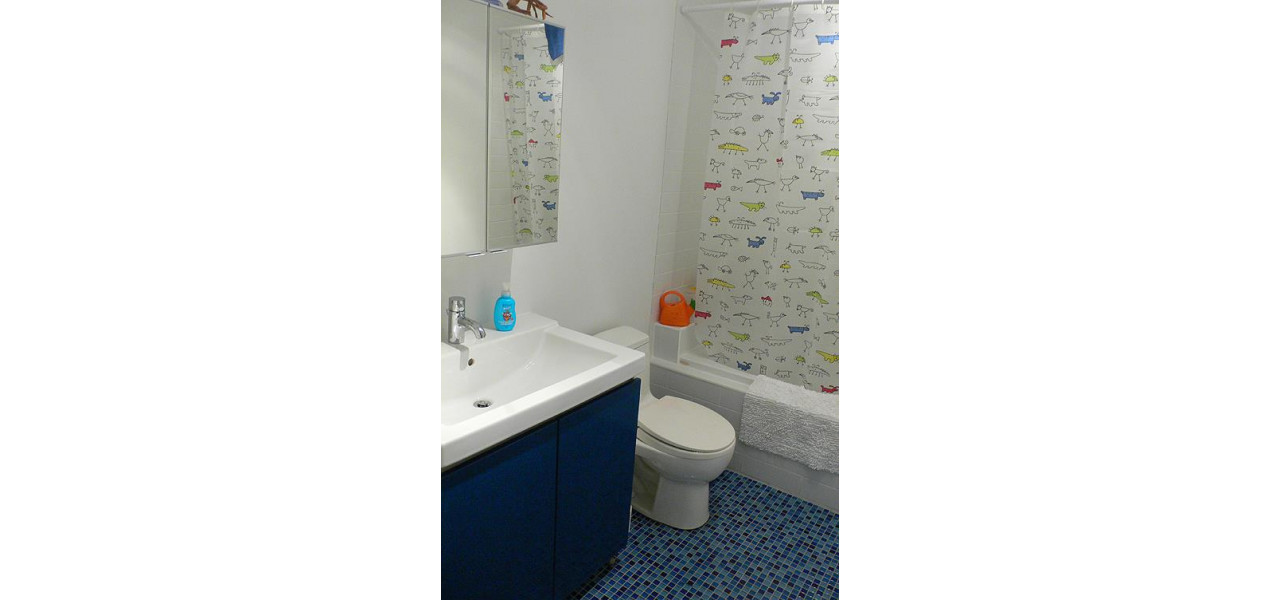 Seturi de mobilier de baie pentru bai pentru copii.