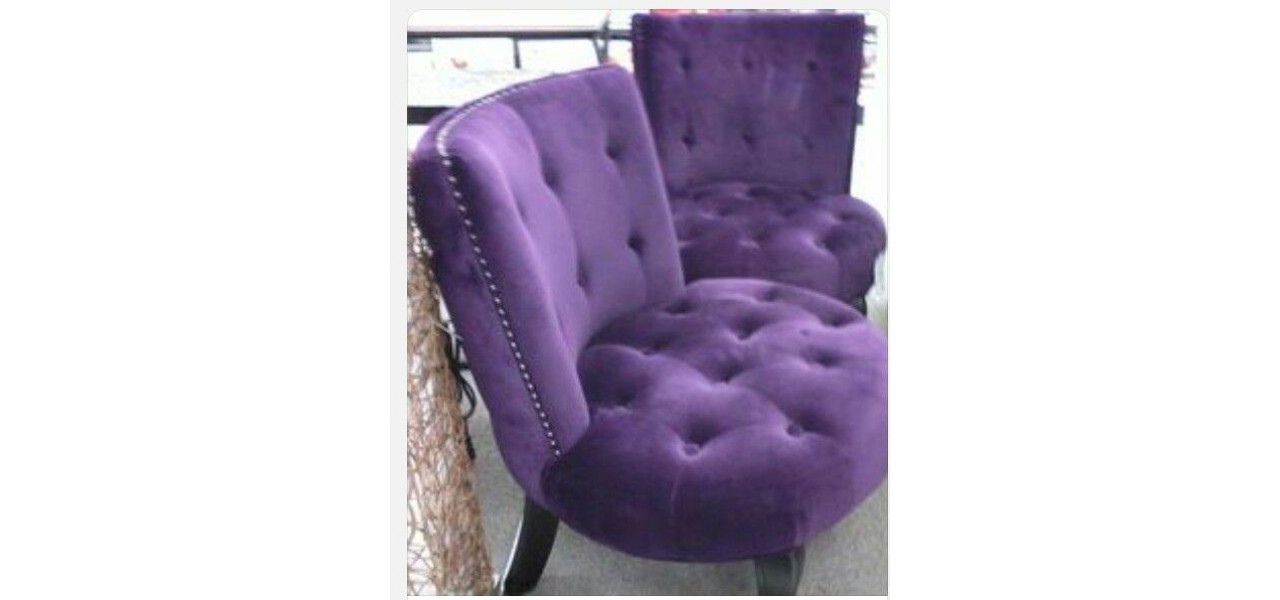 Scaune violet cu suporturi pentru pahare incorporate.