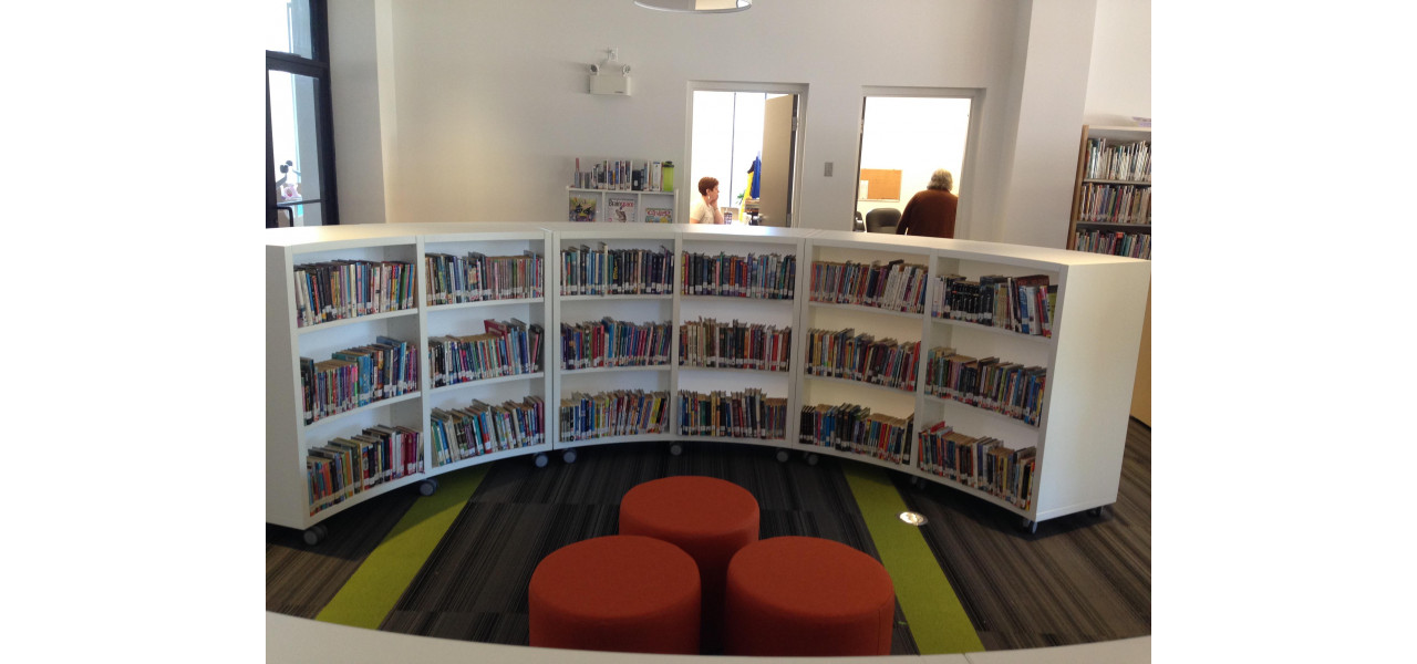 Optiuni de mobilier recomandate pentru o sectiune de istorie locala a bibliotecii.